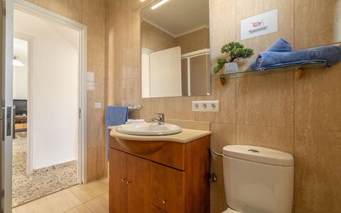 Gambaner: Miroir, Évier, Armoire De Toilette, Robinet, Luminaire Plomberie, Propriété, Lavabo, Salle De Bains, Violet, Bois