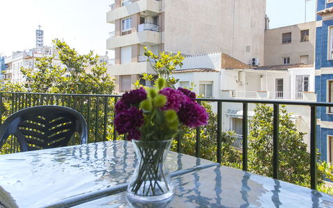 Princep: Fleur, Ciel, Bâtiment, Propriété, Table, Plante, Fenêtre, Vaisselle, Design Intérieur, Chaise