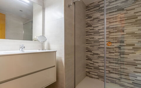 Princep: Miroir, Évier, Salle De Bains, Luminaire Plomberie, Robinet, Design Intérieur, Éclairage, Bâtiment, Sol