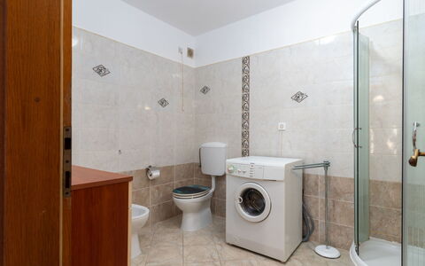 Melita Lara: Buanderie, Propriété, Luminaire Plomberie, Armoire De Toilette, Salle De Bains, Sécheuse, Machine À Laver, Bâtiment, Maison