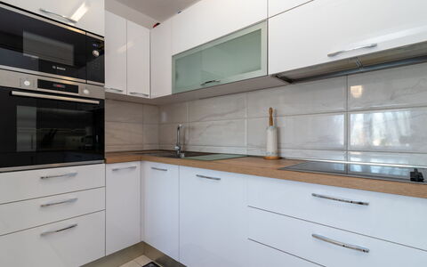 Melita Lara: Cabinetry, Comptoir, Bâtiment, Cuisine, Cuisinière, Tiroir, Appareil De Cuisine, Bois, Sol, Tache De Bois