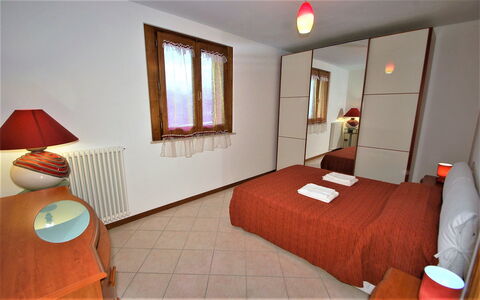 Villa Leo: Pièce, Chambre, Lit, Meubles, Propriété, Bâtiment, Design Intérieur, Drap De Lit, Sol, Cadre De Lit