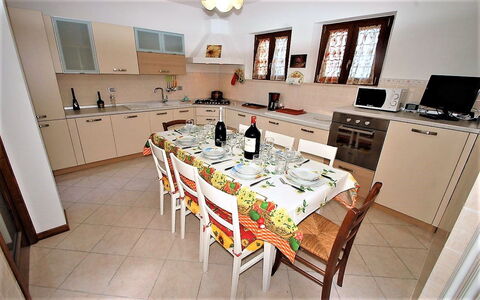 Villa Leo: Pièce, Salle À Manger, Propriété, Meubles, Table, Bâtiment, Design Intérieur, Sol, Cuisine, Immobilier