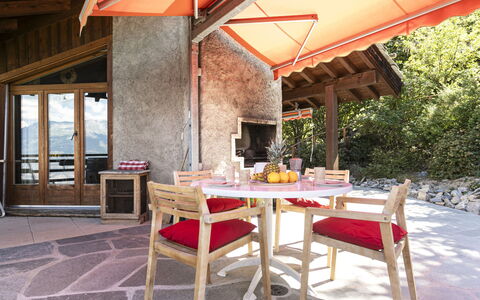 Chalet Mayens: Propriété, Meubles, Table, Plante, Mobilier De Jardin, Design Intérieur, Bois, Ombre, Tableau De Plein Air, Bâtiment