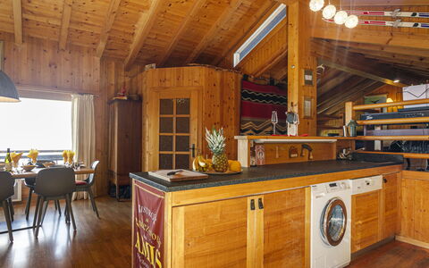 Chalet Mayens: Meubles, Cabinetry, Bois, Design Intérieur, Comptoir, Cuisine, Sol, Tache De Bois, Sol, Dur