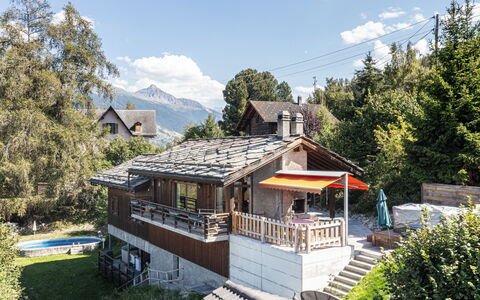 Chalet Mayens: Nuage, Plante, Ciel, Bâtiment, Arbre, Fenêtre, Bois, Design Urbain, Loisir, Zone Résidentielle