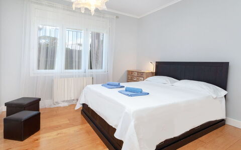 Amsterdam: Chambre, Meubles, Lit, Pièce, Propriété, Cadre De Lit, Design Intérieur, Sol, Drap De Lit, Matelas