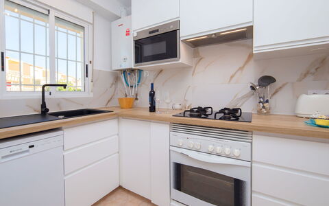 Garduix: Comptoir, Cabinetry, Propriété, Évier, Fenêtre, Evier, Robinet, Cuisinière, Cuisine, Bois
