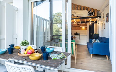 Guethary 107: Table, Meubles, Propriété, Canapé, Bleu Azur, Design Intérieur, Bâtiment, Orange, Fenêtre, Confort