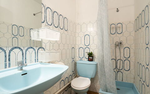 Milos: Luminaire Plomberie, Évier, Robinet, Lavabo, Miroir, Salle De Bains, Bleu Azur, Violet, Design Intérieur, Bâtiment
