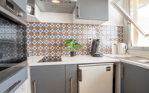 Milos: Cabinetry, Propriété, Comptoir, Cuisine, Evier, Cuisinière, Design Intérieur, Architecture, Sol, Sol