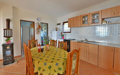 Tanja: Pièce, Propriété, Bâtiment, Meubles, Immobilier, Salle À Manger, Maison, Cuisine, Design Intérieur, Sol
