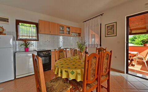 Tanja: Pièce, Propriété, Meubles, Bâtiment, Salle À Manger, Maison, Immobilier, Sol, Dur, Domicile