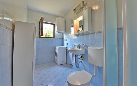 Tanja: Salle De Bains, Propriété, Pièce, Bâtiment, Immobilier, Design Intérieur, Architecture, Maison, Luminaire Plomberie, Meubles