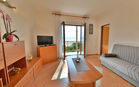 Tanja: Pièce, Propriété, Meubles, Bâtiment, Design Intérieur, Maison, Immobilier, Table, Sol, Salon