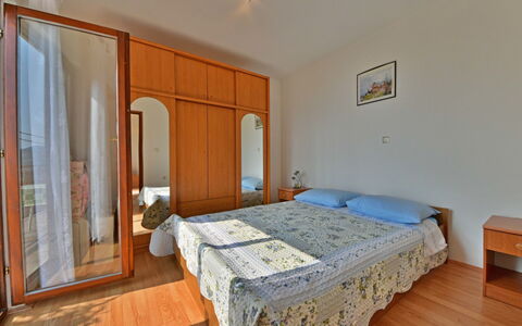 Tanja: Chambre, Lit, Propriété, Pièce, Meubles, Sol, Bâtiment, Cadre De Lit, Drap De Lit, Plafond