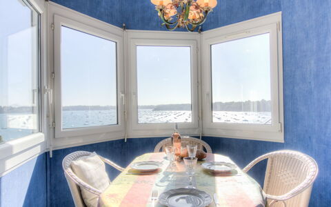 Le Beauvoir Rose: Table, Meubles, Propriété, Fenêtre, Vaisselle, Lumière, Bâtiment, Bleu Azur, Chaise, Design Intérieur