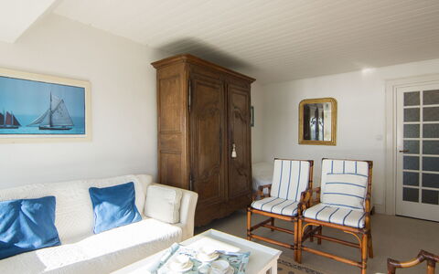Le Beauvoir Rose: Cadre, Meubles, Canapé, Table, Confort, Bâtiment, Bois, Sol, Design Intérieur, Sol
