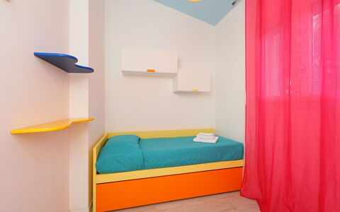 San Pietro Blue: Orange, Meubles, Pièce, Lit, Design Intérieur, Jaune, Propriété, Mur, Chambre, Turquoise