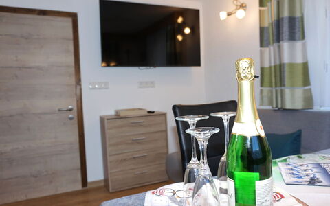 Wenns 190: Bouteille, Meubles, Table, Drinkware, Bar, Bois, Vaisselle, Cabinetry, Du Vin, Bouteille En Verre