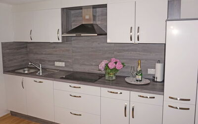 Walzthöni 190.1: Cabinetry, Comptoir, Robinet, Évier, Evier, Blanc, Bâtiment, Cuisine, Bois, Tiroir