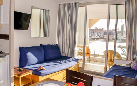 Le Beach: Table, Propriété, Meubles, Confort, Canapé, Bleu Azur, Textile, Bois, Oreiller, Bâtiment