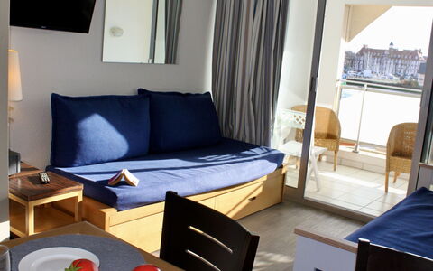 Le Beach: Table, Meubles, Confort, Bleu Azur, Salon, Bois, Oreiller, Architecture, Canapé, Cadre De Lit