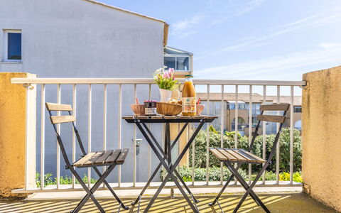 Les Raisins D'Or: Meubles, Mobilier De Jardin, Chaise, Table, Balcon, Tableau De Plein Air, Porche, Chaise Pliante, Pot De Fleur, Clôture
