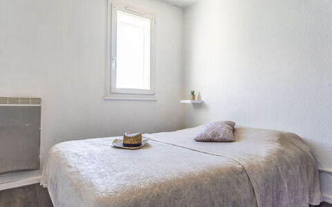 Les Raisins D'Or: Chambre, Mur, Lit, Drap De Lit, Bois, Literie, Sol, Sol, Linge, Design Intérieur