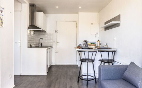 Les Raisins D'Or: Sol, Design Intérieur, Appartement, Meubles, Sol, Plafond, Cuisine, Pièce, Comptoir, Chaise