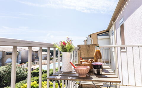 Les Raisins D'Or: Meubles, Appartement, Balcon, Chaise, Pot De Fleur, Tableau De Plein Air, Plante D'Appartement, Mobilier De Jardin, Plate-Forme, Table Cuisine Et Salle A Manger