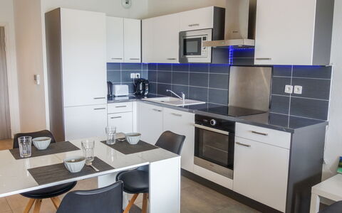 Terrasse de Lucie: Cabinetry, Evier, Propriété, Évier, Comptoir, Appareil De Cuisine, Robinet, Bâtiment, Cuisinière, Cuisine
