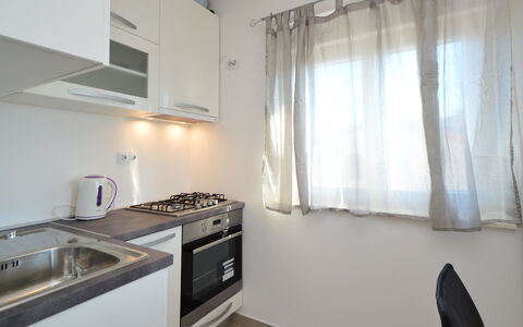 Brodarica 122: Propriété, Evier, Fenêtre, Cabinetry, Cuisinière, Comptoir, Appareil De Cuisine, Évier, Bâtiment, Gaz Poele