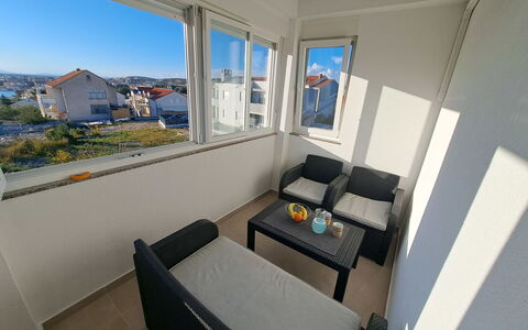 Brodarica 122: Bâtiment, Propriété, Meubles, Plante, Fenêtre, Canapé, Table, Ciel, Bleu Azur, Bleu