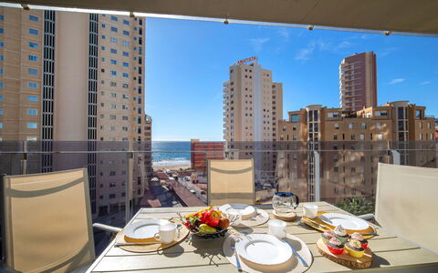 Mirador de Calpe: Table, Vaisselle, Bâtiment, Ciel, Propriété, Jour, Meubles, Skyscraper, Fenêtre, Aliments