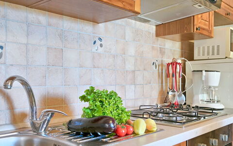 Panorama 2: Comptoir, Cuisine, Pièce, Propriété, Tuile, Design Intérieur, Meubles, Cabinetry, Domicile, Sol