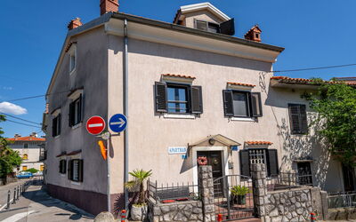 Lovran 101: Bâtiment, Fenêtre, Ville, Maison, Quartier, Porte, Fenêtre À Guillotine, Plante D'Appartement