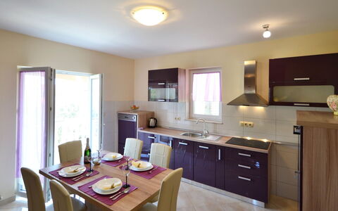 Dević: Cabinetry, Bâtiment, Propriété, Comptoir, Meubles, Table, Évier, Fenêtre, Robinet, Bois