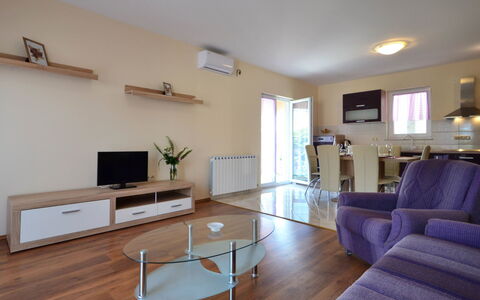Dević: Table, Meubles, Canapé, Plante D'Appartement, Pot De Fleur, Bois, Bâtiment, Éclairage, Cadre, Plante