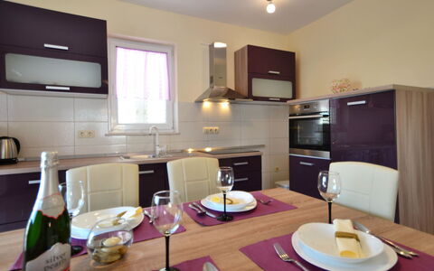Dević: Table, Vaisselle, Cabinetry, Propriété, Meubles, Vaisselle, Comptoir, Cuisine, Bouteille, Appareil De Cuisine