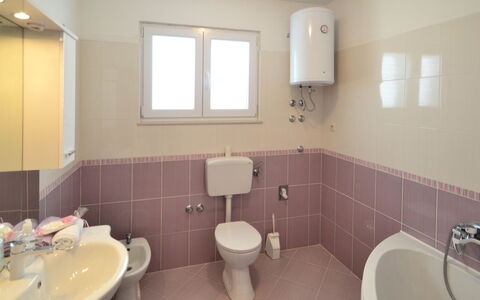 Dević: Luminaire Plomberie, Propriété, Évier, Lavabo, Robinet, Violet, Salle De Bains, Fenêtre, Toilette, Siège De Toilette