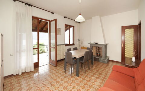 Rossella: Meubles, Table, Bâtiment, Bois, Sol, Chaise, Salle, Sol, Salon, Plante D'Appartement