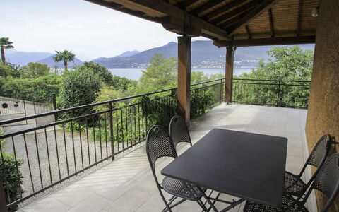 Rossella: Propriété, Maison, Bâtiment, Immobilier, Porche, Pièce, Domicile, Patio, Balcon, Arbre