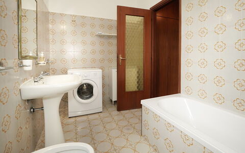 Rossella: Propriété, Baignoire, Luminaire Plomberie, Évier, Lavabo, Salle De Bains, Bâtiment, Robinet, Miroir, Design Intérieur