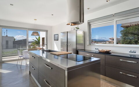 Villa Vogue: Comptoir, Propriété, Pièce, Cuisine, Meubles, Cabinetry, Design Intérieur, Bâtiment, Maison, Domicile