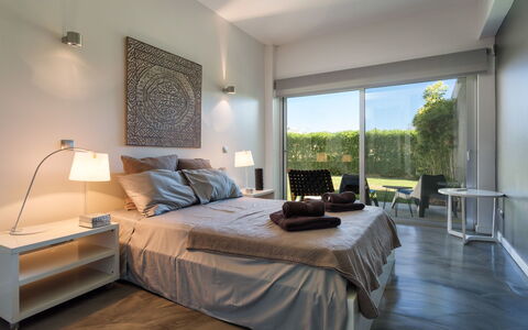 Villa Vogue: Meubles, Chambre, Pièce, Design Intérieur, Propriété, Sol, Lit, Plafond, Cadre De Lit, Parquet