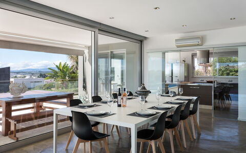 Villa Vogue: Pièce, Bâtiment, Propriété, Salle À Manger, Design Intérieur, Meubles, Table, Maison, Plafond, Immobilier