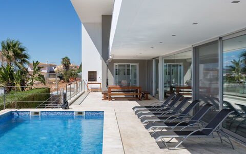 Villa Vogue: L'Eau, Propriété, Plante, Ombre, Piscine, Bâtiment, Loisir, Ciel, Chaise, Immobilier