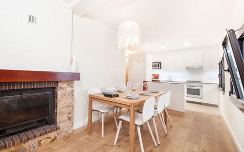 Paris: Propriété, Pièce, Meubles, Sol, Bâtiment, Design Intérieur, Immobilier, Parquet, Table, Salle À Manger