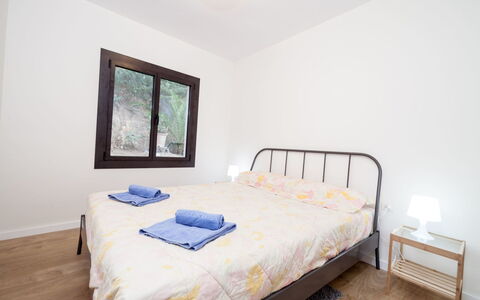 Paris: Chambre, Meubles, Lit, Pièce, Propriété, Drap De Lit, Cadre De Lit, Sol, Matelas, Literie
